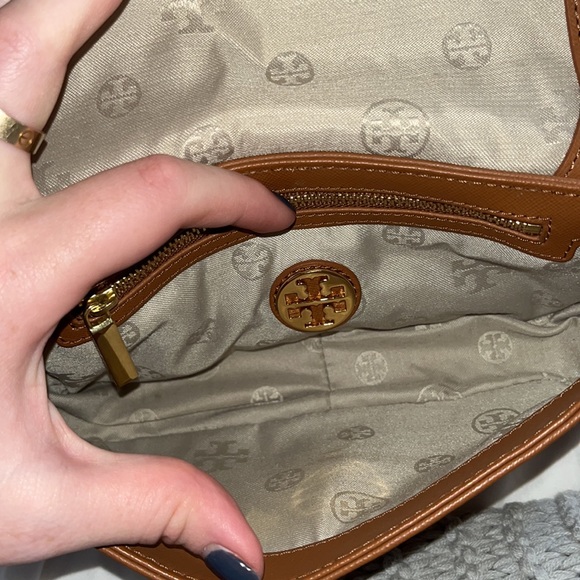 Tory Burch tan Leather Robinson Chain Crossbody Bag - Picture 4 of 5